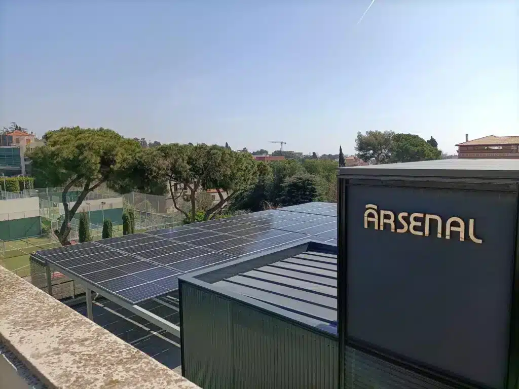 Instalación de placas solares en gimnasio, empresas y naves industriales